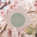 Sage Green Merci Mariage Favoriser Stickers<br><div class="desc">Élégant bâton vert de mariage pour un mariage avec un coeur de corde or minimaliste et une typographie moderne. Parfait pour sceller des boîtes-cadeaux,  des sacs de faveur ou des enveloppes avec un message de gratitude réfléchi. Personnalisez avec vos noms et date mariage pour une touche de finition élégante.</div>