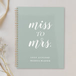 Sage Green Miss à Mme Wedding planner<br><div class="desc">Carnet wedding planner sur mesure avec design de script à la main moderne "Miss to Mrs" sur arrière - plan vert sage.</div>