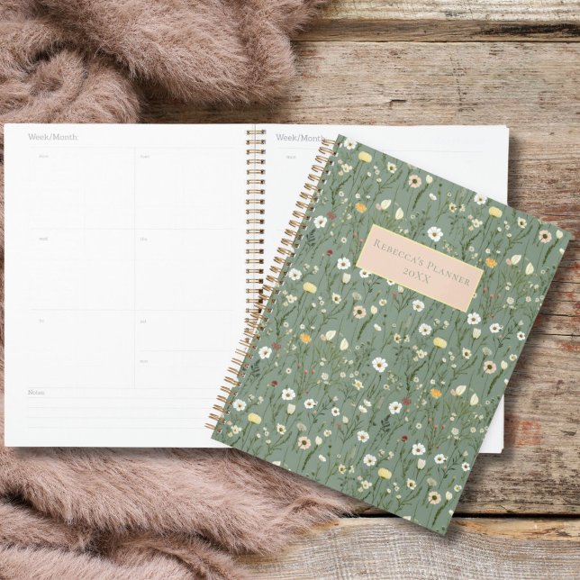 Sage Vert Jaune Blanc Fleurs sauvages Boho Yearly (Sage Green with pink yellow and white flowers yearly planner,. Personalized with 2 lines of text.)