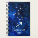 Sagittaire Zodiac Constellation Galaxie Monogramme<br><div class="desc">Sagittarius Zodiac Constellation Galaxie Monogramme Design Avec police de script brossé tendance, couleur arrière - plan céleste bleu foncé, constellation d'étoiles brillantes, et le symbole Centaur. Symbole astrologique moderne Horoscope de naissance, est parfait pour tout anniversaire Sagittaire Du 22 novembre au 21 décembre! Avec Monogrammed en option Premier moyen et...</div>