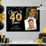 Salutations à 40 ans Anniversaire Photo Affiche de<br><div class="desc">Célébrez un 40e anniversaire avec une enseigne de bienvenue imprimée sur une planche en mousse avec 2 photos, le titre CHEERS TO 40 YEARS avec des numéros de ballon d'or faux métallique et typographie de script moderne, confetti et nom dans votre choix de couleur arrière - plan (montré en noir)....</div>