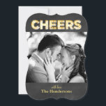 Salutations sur Chalkboard Holiday Carte photo<br><div class="desc">Votre photo préférée est agrémentée de "Cheers",  écrit sur un arrière - plan de tableau noir,  aux lumières vintages de marquee,  l'une des plus récentes tendances dans le design et la décoration de la fête.</div>