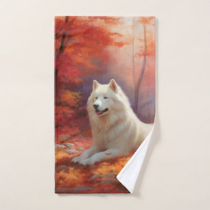 Samoyède dans les feuilles d'automne tombées inspi