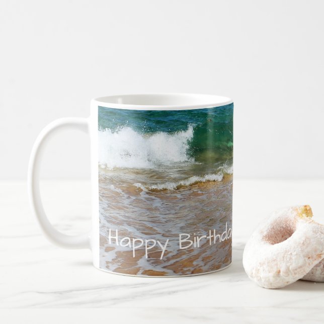 Sandy Beach et Waves Happy Birthday Mug (Avec donut)