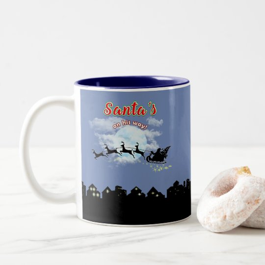 Santa sur sa tasse de café de vacances de Noël de
