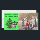 Sapin de Noël joyeux et carte photo de bonhomme de<br><div class="desc">Sapin de Noël joyeux et bonhomme de neige 3D avec photo de famille sur cette carte photo. Changez la photo pour la vôtre. Changez le nom de la famille. Cette carte personnalisée sera magnifique pendant des années. Veuillez me contacter à admin@giftsyoutreasure.com si vous souhaitez quelque chose de spécial juste pour...</div>