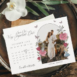 Save The Date Alice Au Pays Des Merveilles Pénétrez-Nous En Cale<br><div class="desc">Demandez à vos invités de marquer leurs calendriers pour votre date très importante avec notre photo de mariage vintage Alice au pays des merveilles, magnifiquement conçue, de sauvegarder la date. Parfait pour un mariage Alice in Wonderland. Nous avons méticuleusement restauré l'emblématique Alice in Wonderland vintage lapin blanc & Alice illustration...</div>