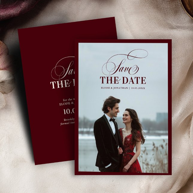Save The Date Ancienne Argent Moderne Formel Bourgogne Luxe Mari (Old Money Modern Formal Burgundy Luxury Wedding photo Save The Date)
