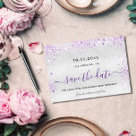 Save The Date Anniversaire argent violet parties scintillant enr<br><div class="desc">Une petite fille et tendance Enregistrer la carte Date pour une fête d'anniversaire de 40e (ou tout âge). Un arrière - plan métallique faux argent moderne décoré de poussière de parties scintillant violet. Personnalisez et ajoutez une date et un nom/âge 40. Lettres de couleur noire et violette. Le texte :...</div>
