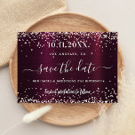Save The Date Anniversaire Bourgogne rose or enregistrer la date<br><div class="desc">Une carte Save the Date pour une fête d'anniversaire de 21 ans (ou tout autre âge). Un arrière - plan à l'aspect métallique bordeaux et profond décoré de parties scintillant en faux or rose, brille. Personnalisez et ajoutez une date et un nom/âge. Le texte : Save the Date est écrit...</div>