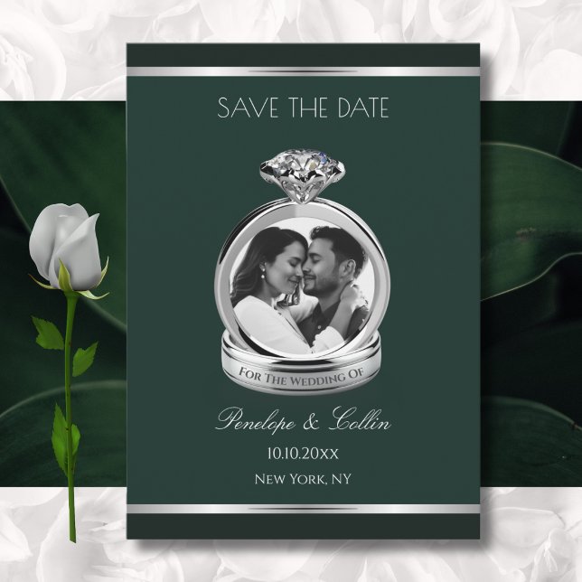 Save The Date Bague de fiançailles en argent et émeraude verte E (Elegant forest green save the date announcement with photorealistic 3D silver wedding ring.)