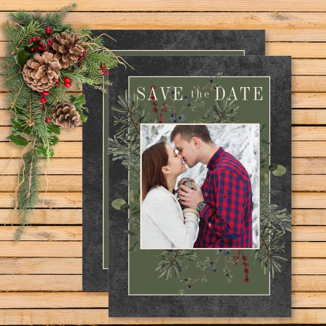 Save The Date Baies d'hiver rustiques & Pine Noir (Rustic Winter Berries & Pine Black Wedding Save the Date Card)