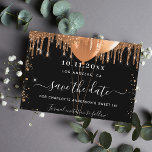 Save The Date Ballons d'or noir doux 16 parties<br><div class="desc">Une fille et tendance Enregistrer la carte Date pour une Sweet 16, 16e anniversaire fête. Un arrière - plan noir classique décoré de parties scintillant et de ballons en faux or. Personnalisez et ajoutez une date et un nom/âge. Le texte : Save the Date est écrit avec un grand script...</div>