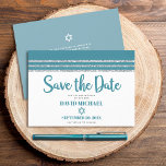 Save The Date Bar Mitzvah Moderne Bold Turquoise Argent Tallit S<br><div class="desc">Assurez-vous que tous vos amis et parents pourront célébrer le jalon de votre fils Bar Mitzvah! Envoyez cette carte de faire-part cool, unique, moderne et personnalisée "Save the Date". Typographie turquoise, poussiéreuse, bleu vert foncé, Star of David et une parties scintillant turquoise bleu vert et argent rayé rayé brillé d'inspiration...</div>