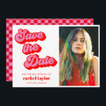 Save The Date Bat mitzvah Retro Pink Red Checkerboard Photo<br><div class="desc">Retro Mod Super Bold Pink Red Checkerboard Bat mitzvah Enregistrer la date avec photo - disponible en téléchargement numérique ou imprimé.</div>