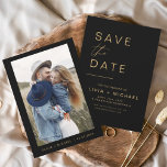 Save The Date Black Gold Enregistrer la date Élégante photo mini<br><div class="desc">Mariage Elegant Black and Gold Enregistrez les Cartes de Date qui ont une photo sur le devant. Les cartes Save the Date contiennent une typographie de script moderne,  lettrée à la main,  qui sont élégantes,  simples et modernes à utiliser après que vous minimaliste simple célébration de mariage.</div>