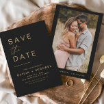Save The Date Black Gold Enregistrer la date Photo Minimaliste É<br><div class="desc">Noir et Or Mariage Enregistrer les Cartes de Date qui ont une photo sur le devant. Les cartes Save the Date contiennent une typographie de script moderne,  lettrée à la main,  qui sont élégantes,  simples et modernes à utiliser après que vous minimaliste simple célébration de mariage.</div>