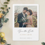 Save The Date Black Gold minimaliste photo moderne Enregistrer l<br><div class="desc">Ce mariage photo simple et moderne, sauf la carte à plat date, a un design épuré et frais minimaliste. L'avant présente un texte moderne et animé Save the Date en noir sous votre photo, vos prénoms dans une élégante tonalité dorée appelée California Gold et la date et l'emplacement mariage en...</div>