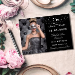 Save The Date Black white stars photo élégante anniversaire<br><div class="desc">Une photo Sauvez la date pour un 30e anniversaire (ou n'importe quel âge) Sur le devant : Ajoutez une photo de taille verticale. Une couleur noire arrière - plan classique,  décorée d'étoiles. Personnalisez et ajoutez un nom et des détails. Lettres blanches.</div>