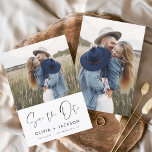 Save The Date Blanc Lettré à la main Enregistrer la photo Date<br><div class="desc">Photo moderne et élégante Enregistrer la Carte Mariage Date. La carte d'invitation à la date comprend la typographie blanche et le design chic et simple sur un arrière - plan blanc que vous pouvez ajouter votre photo fiançailles customisée à.</div>