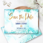 Save The Date B'nai Mitzvah Turquoise Aquarelle Gold Script<br><div class="desc">Assurez-vous que tous vos amis et parents pourront célébrer le jalon de votre enfant B’nai Mitzvah! Envoyez cette superbe carte de faire-part "Save the Date", moderne et personnalisée. Scénario de calligraphie de faux feuillard doré et Star of David, avec des points de confettis bleus, superposent un arrière - plan d'aquarelle...</div>