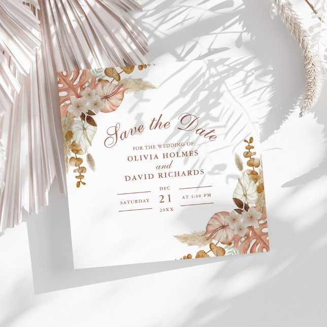 Save The Date Boho Fleurs d'été Herbe de Pampas Mariage Épargnez (Boho Floral Pampas Grass Wedding Save the Date on a sunny white table with neutral dry palm leaf.)