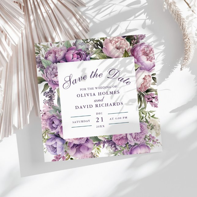 Save The Date Boho Lilac Fleurs Mariage Éviter la Date (Boho Lilac Floral Wedding Save the Date on a sunny white table with dry palm leaf.)