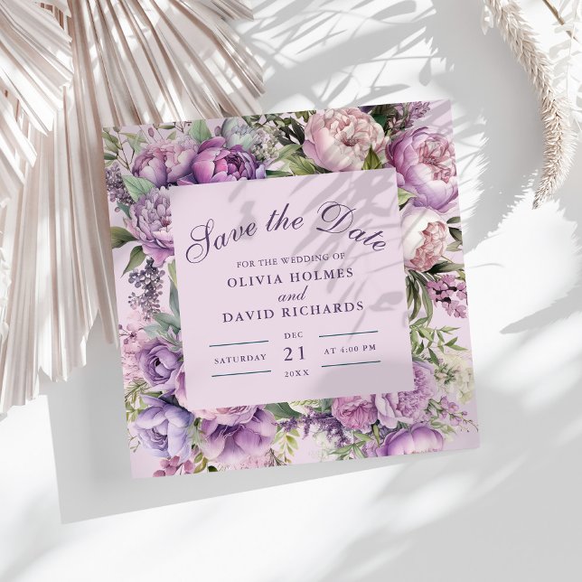 Save The Date Boho Lilac Mariage floral Enregistrer la date (Boho Lilac Floral Wedding Save the Date on a sunny table with a dry palm leaf.)