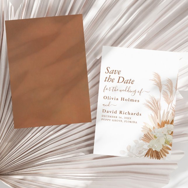 Save The Date Boho Terracotta Herbe de Pampas Orchidée Faire-Par (Boho Terracotta Pampas Grass and Orchids Wedding Save The Date on a sunny neutral dry palm leaf.)