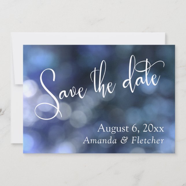 Save The Date Bokeh Bleu, Calligraphie Moderne pour Sauvegarder  (Devant)