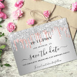 Save The Date Boutons de parties scintillant d'or rose d'argent<br><div class="desc">Une fille et tendance Enregistrer la carte Date pour une fête d'anniversaire de 21e (ou tout âge). Un arrière - plan faux argenté décoré d'or rose et de faux gouttes de parties scintillant argent, la peinture goutte à goutte. Personnalisez et ajoutez une date et un nom/âge. Le texte : Save...</div>