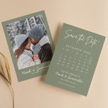 Save The Date Calendrier photo minimaliste moderne Sage vert Boh<br><div class="desc">Calendrier photo minimaliste moderne Sage vert Boho Enregistrer la date. Personnalisez facilement en remplaçant chaque info. Téléchargez une photo verticale/portrait. Déplacez le cercle en cliquant sur Customiser plus loin. Vérifiez l'aperçu avant d'ajouter au panier. (Photo de Mikhaïl Nilov de Pexels)</div>