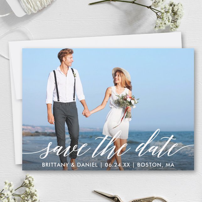 Save The Date Calligraphie moderne Script Couple Photo (Customize to change your personalized text size, style or to add more text & photos to back of card.)
