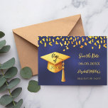 Save The Date Casquette d'or bleu marine confetti Graduation Par<br><div class="desc">A Enregistrer la carte de date pour une fête de remise de diplômes. Devant : Un arrière - plan bleu marine, texte doré. La couleur bleue est inégale. Modèles pour un nom et une date. Le nom et le texte : Save the Date sont écrits avec un script de style...</div>