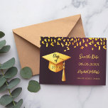 Save The Date Casquette d'or de Bourgogne confetti Graduation Pa<br><div class="desc">A Enregistrer la carte de date pour une fête de remise de diplômes. Devant : Un arrière - plan de dégradé bordeaux, texte doré. Modèles pour un nom et une date. Le nom et le texte : Save the Date sont écrits avec un script de style manuscrit moderne. Avec un...</div>