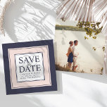 Save The Date Classique moderne | Blush et Navy Enregistrer la d<br><div class="desc">Annoncez votre mariage dans un style élégant avec notre Modern Classic enregistrer les cartes de date dans une palette de couleurs tendance de bleu et marine. Les cartes de carré uniques présentent vos coordonnées de mariage (noms, date et emplacement) affichées au centre sur un carré blanc avec "save the date"...</div>