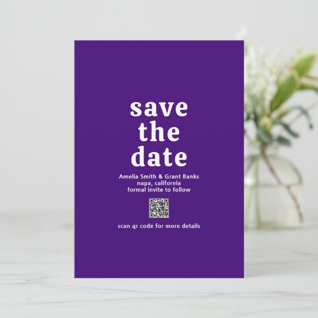 Save The Date Code QR violet de police de caractères rétro pour  (Debout devant)