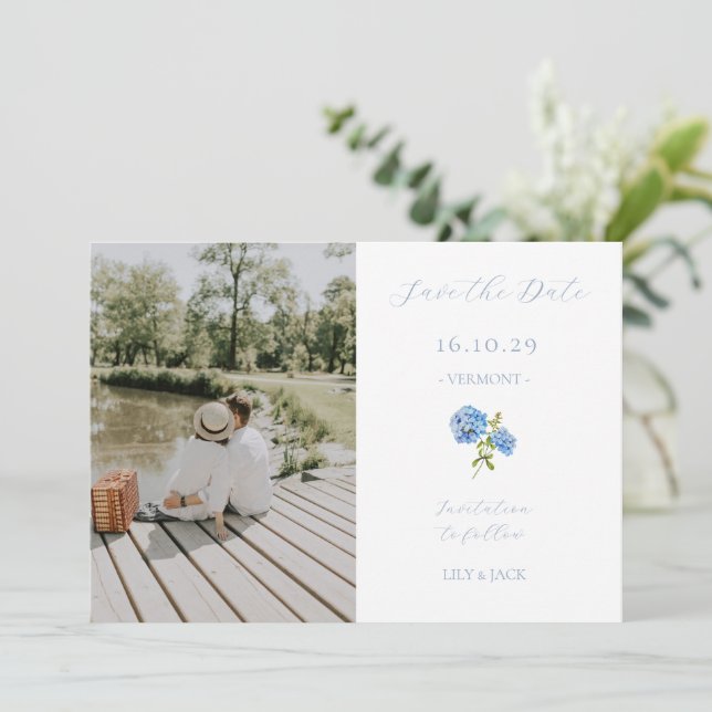 Save The Date Couple bleu et blanc photo Floral Hydrangea (Debout devant)