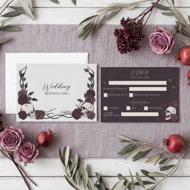 Save The Date Crâne Fleurs Sombres Gris Argent RSVP Mariage (Hand-drawn gothic ink skull and rose wedding rsvp response card in silver gray and dark plum)