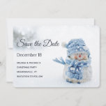Save The Date Cute Snowman au photographe de Christmas<br><div class="desc">Enregistrez la carte de date avec une photo mignonne avec un petit bonhomme de neige. Debout dehors en hiver avec de la neige qui tombe tout autour. Ce mignon petit gars est habillé en vêtements de plein air tricotés bleus. Un peu de bokeh blanc/gris s'enflamme dans l'arrière - plan.</div>