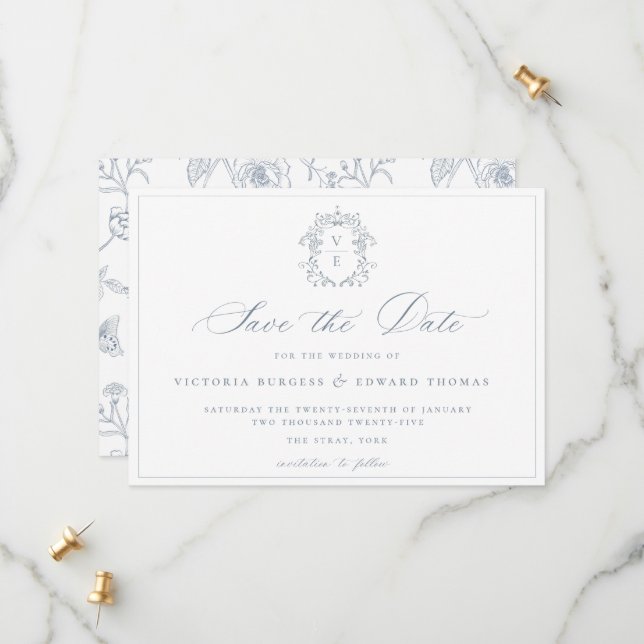 Save The Date Dusty Blue Crest Monogram Mariage QR Code (Devant/Arrière en situation)