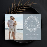 Save The Date Dusty Blue Elegant Boho Fleur sauvage Photo Mariag<br><div class="desc">Ce mariage élégant enregistrer la carte date comporte une couronne fleur sauvage en silhouette avec votre photo et les initiales de couple sur le dos. Pour une personnalisation plus avancée de cette conception,  cliquez sur le BOUTON OUTIL DESIGN BLEU ci-dessus !</div>