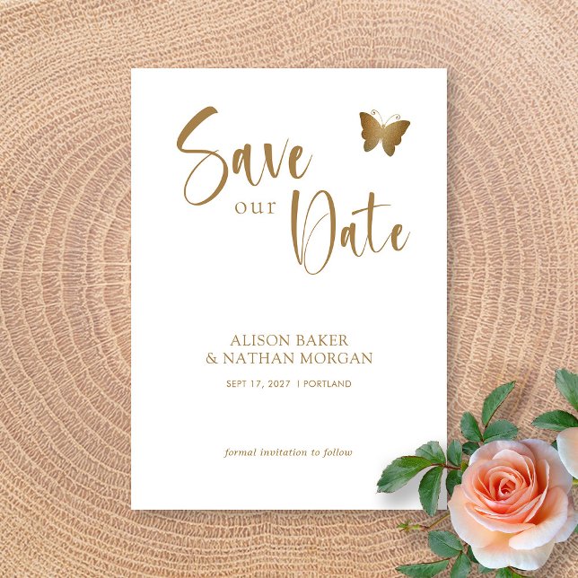 Save The Date Écriture dorée élégante avec papillon pailleté pou (Elegant Gold Script with Glitter Butterfly Wedding Save The Date)