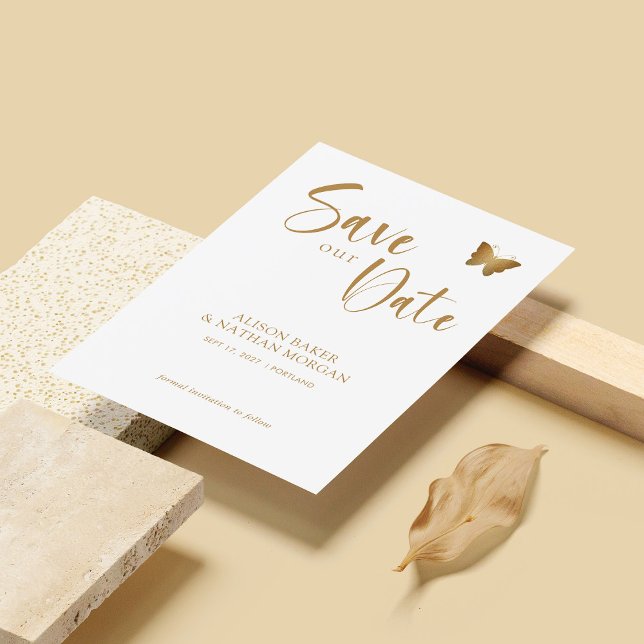 Save The Date Écriture dorée élégante avec papillon pailleté pou (Personalized Elegant Gold Script with Glitter Butterfly Wedding Save The Date)
