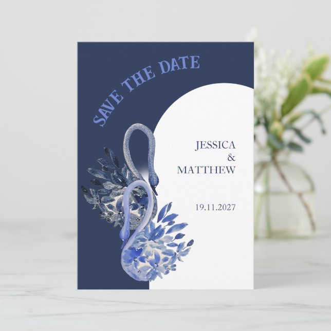 Save The Date Elégant Beau Cygne Dans Mariage Bleu Marine (Debout devant)