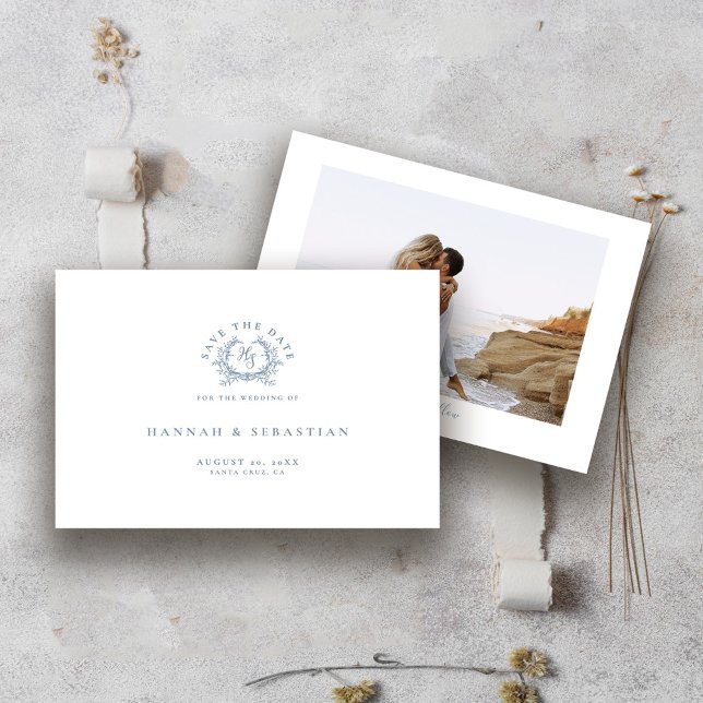 Save The Date Élégant Blason Monogramme Bleu Poussiéreux de Mari (Créateur téléchargé)