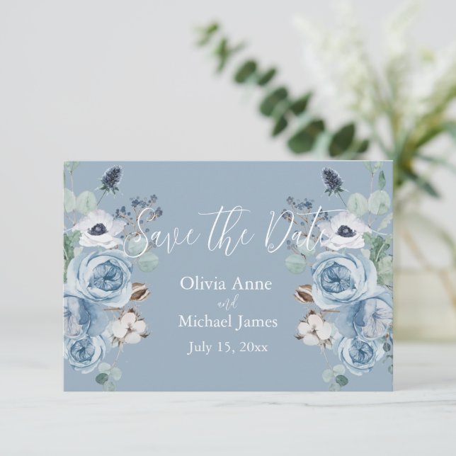 Save The Date Élégant Bleu & Blanc Floral Script Enregistrez La  (Debout devant)
