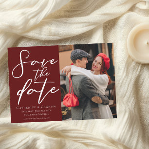 Save The Date Élégant Burgundy Script Couple Photo