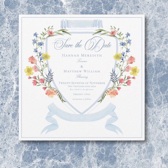 Save The Date Elégant Dusty Blue Pastel Fleur sauvage Mariage Cr (Elegant Dusty Blue Pastel Wildflower Crest Wedding Save The Date)