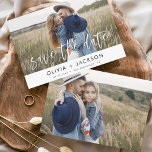 Save The Date Élégant Enregistrer la date 2 Photo Blanc Lettré<br><div class="desc">Photo moderne et élégante Enregistrer la Carte Mariage Date. La carte d'invitation à la date inclut la typographie blanche et le design chic et simple sur un arrière - plan blanc que vous pouvez ajouter votre photo de fiançailles customisé à.</div>